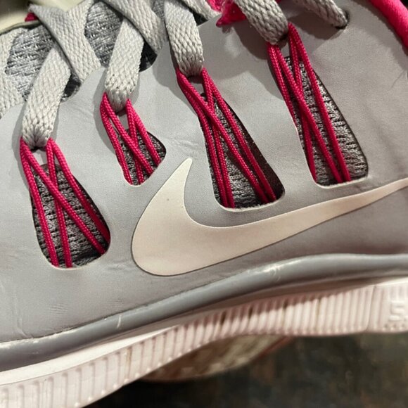 NIKE FREE RUN 5.0 WOLF GREY AND HOT PINK SNEAKERS SZ 10 SPORTY RUNNING GYM YOGA - Picture 12 of 16